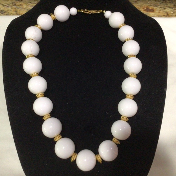 Napier beautiful white beaded with gold tone necklace. - Picture 3 of 6